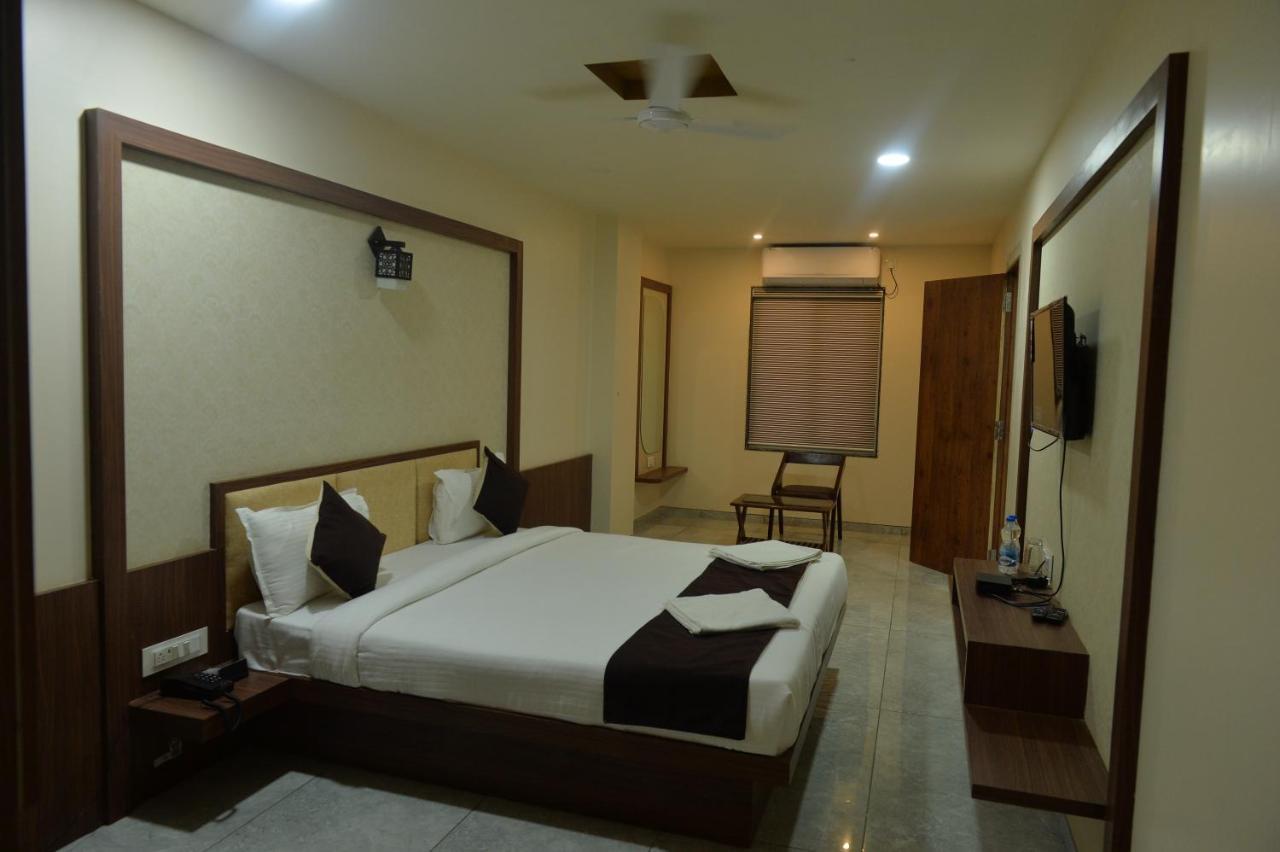 Hotel Sai Inn Rajpipla ภายนอก รูปภาพ