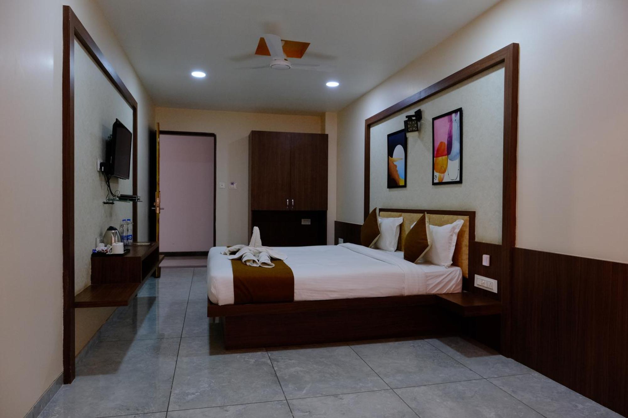 Hotel Sai Inn Rajpipla ภายนอก รูปภาพ